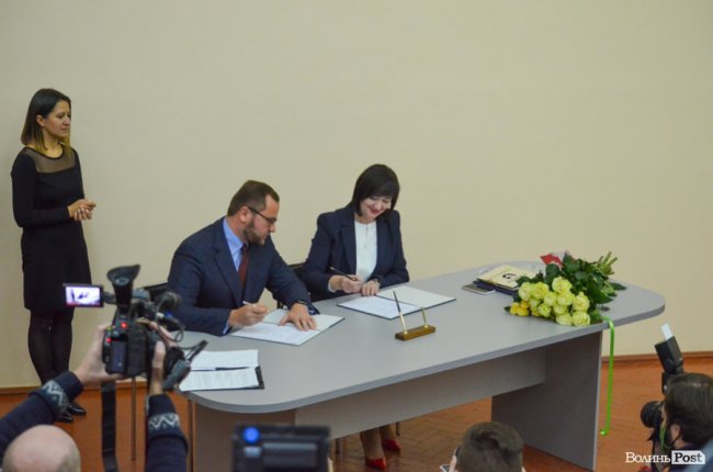 Знані гості і оберемки квітів: Ірину Вахович представили на посаді ректора ЛНТУ. ФОТО