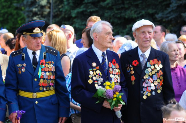 З маками і трояндами: у Луцьку відзначили річницю перемоги над нацизмом. ФОТО