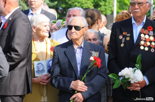 З маками і трояндами: у Луцьку відзначили річницю перемоги над нацизмом. ФОТО