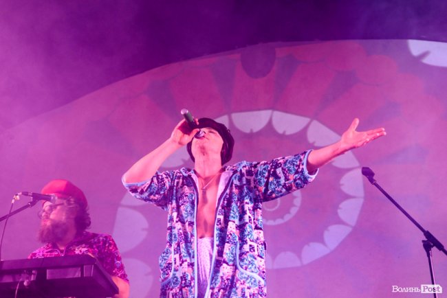 «GAS у Луцьку доведеться освячувати»: ФОТОРЕПОРТАЖ з епатажного концерту «Хамерманів» в халатах і трусах