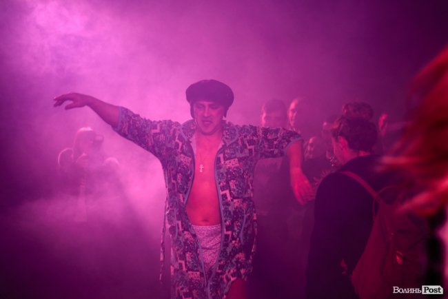 «GAS у Луцьку доведеться освячувати»: ФОТОРЕПОРТАЖ з епатажного концерту «Хамерманів» в халатах і трусах