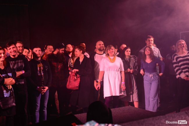 «GAS у Луцьку доведеться освячувати»: ФОТОРЕПОРТАЖ з епатажного концерту «Хамерманів» в халатах і трусах