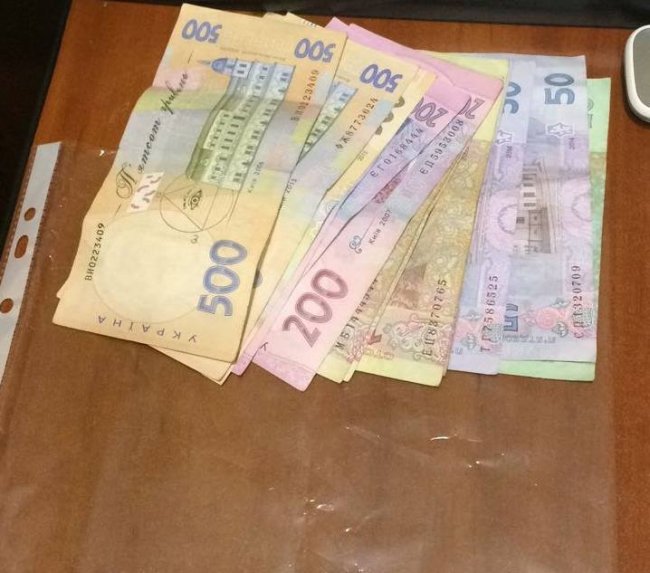 На Волині викрили схему поборів за вироблення закордонних паспортів