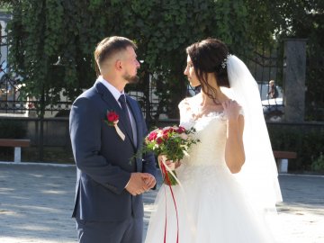 Показали чуттєві фото з вінчання одного з найбажаніших холостяків Волині