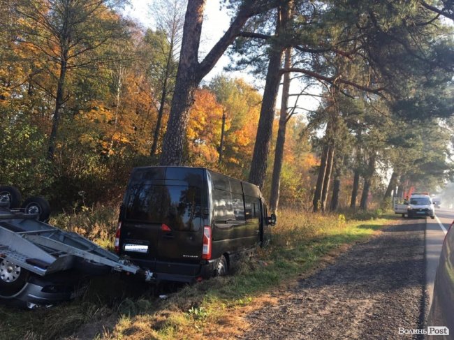  Дві машини – в кюветі: на Волині бус з причепом зіткнувся з іномаркою. ФОТО
