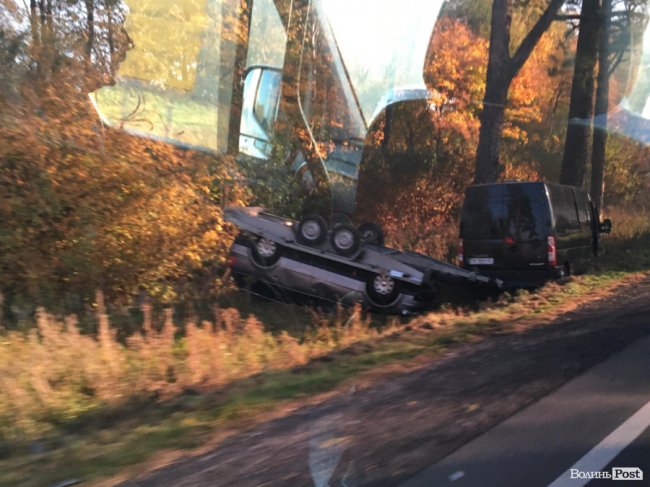  Дві машини – в кюветі: на Волині бус з причепом зіткнувся з іномаркою. ФОТО