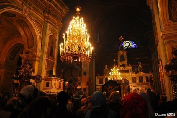 У Луцьку запалювали страсні свічки