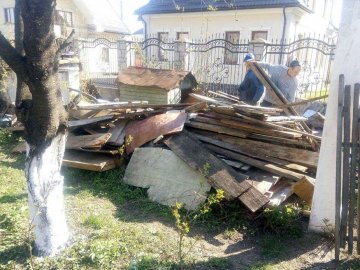 У Луцьку біля Старого ринку муніципали зносять старі халабуди