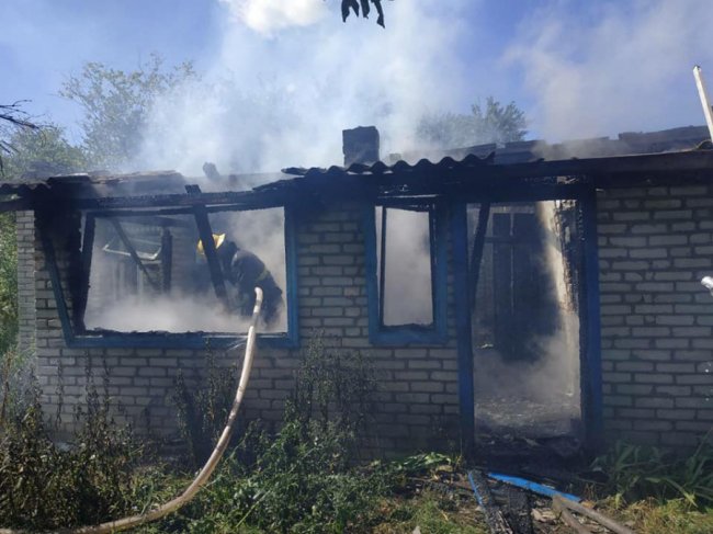 На Волині через необережне куріння господаря згоріла хата. ФОТО