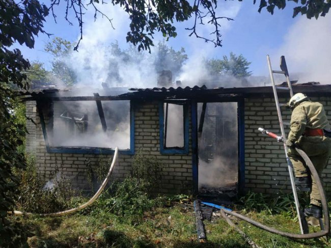 На Волині через необережне куріння господаря згоріла хата. ФОТО