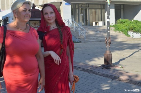 У Луцьку вулицю Лесі Українки заполонили кришнаїти. ФОТО