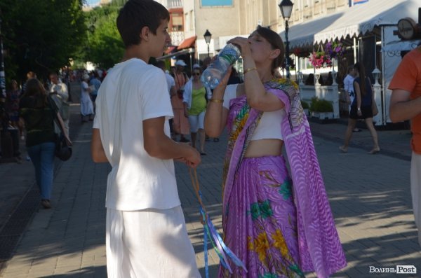 У Луцьку вулицю Лесі Українки заполонили кришнаїти. ФОТО