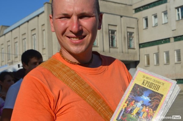 У Луцьку вулицю Лесі Українки заполонили кришнаїти. ФОТО