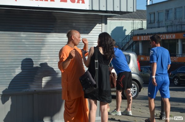 У Луцьку вулицю Лесі Українки заполонили кришнаїти. ФОТО