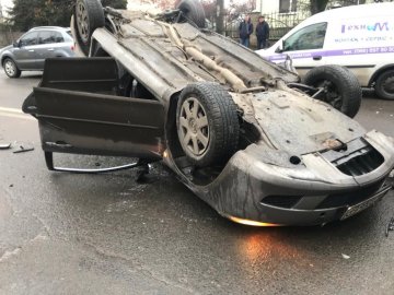 У Луцьку на Львівській сталася аварія: авто перекинулося на дах. ФОТО