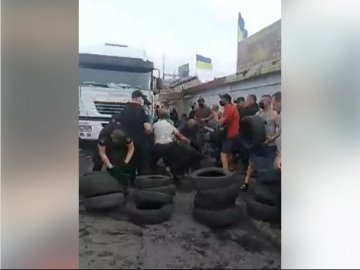 На Центральному ринку в Луцьку сталась сутичка між муніципалами та підприємцями