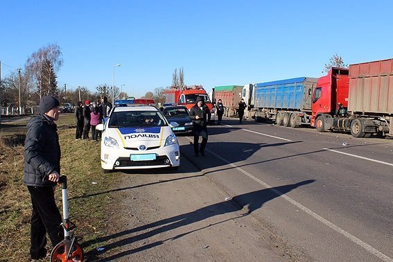 Подробиці жахливої ДТП поблизу Ковеля:«NISSAN» відкинуло під вантажний автомобіль. ФОТО