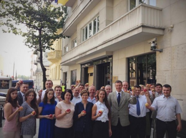 Нова інтернет-забавка: затроль Путіна яблуками, ФОТО