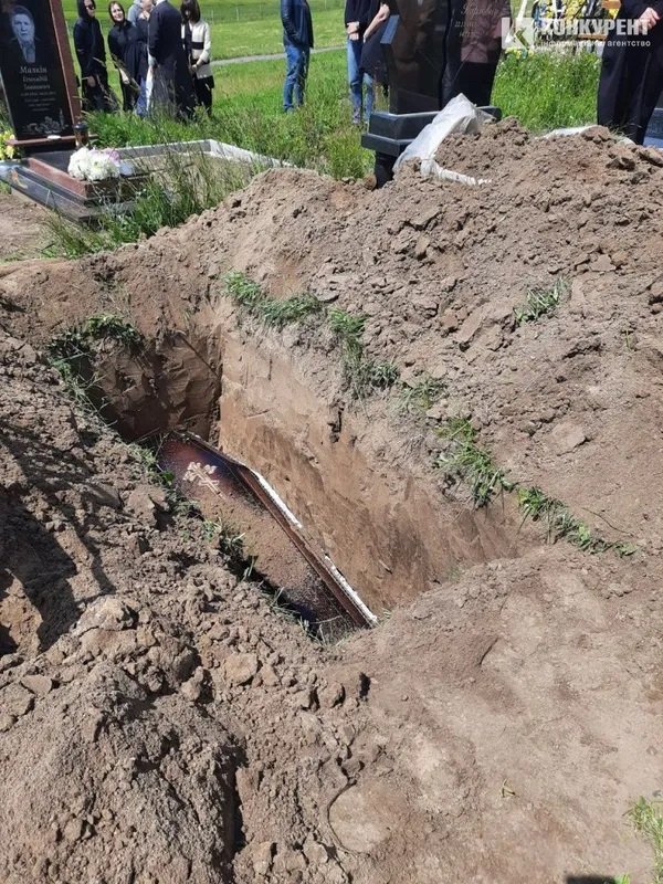 Під Луцьком – скандал на кладовищі: сімʼя хоронила маму, а копачі вирили могилу на 50 см