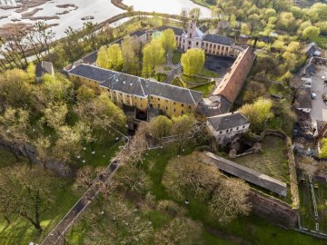 Хочуть виселити психлікарню і віддати Олицький замок в оренду