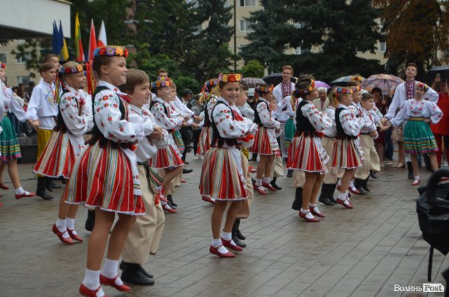 Урочиста Академія і танці: у центрі Луцька святкували День міста. ФОТО