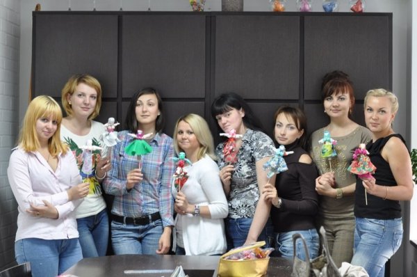 Луцьким дівчатам влаштували арт-терапію. ФОТО