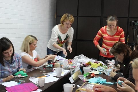 Луцьким дівчатам влаштували арт-терапію. ФОТО