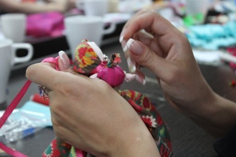 Луцьким дівчатам влаштували арт-терапію. ФОТО