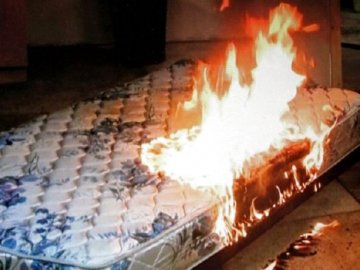 У Луцьку на Сухомлинського на балконі багатоповерхівки загорівся матрац
