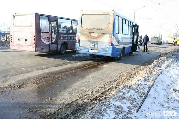 Аварія у Луцьку: один автобус врізався в інший. ФОТО. ОНОВЛЕНО