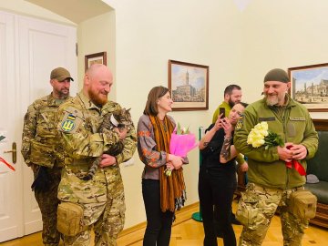 У Львові в кабінеті мера побралися морський піхотинець та волонтерка 