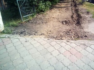 Вивезли бордюр у невідомому напрямі: на одній із луцьких вулиць просять відновити тротуар