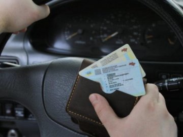 Українцям почали видавати нові посвідчення водія