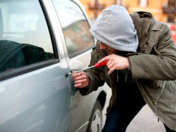 У Луцьку  затримали молодиків, які нишпорили у чужій автівці