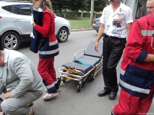 У Луцьку під колесами авто опинився підліток. ФОТО