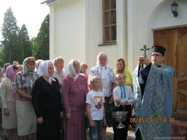 До святині ідуть віруючі і Київського, і Московського патріархатів