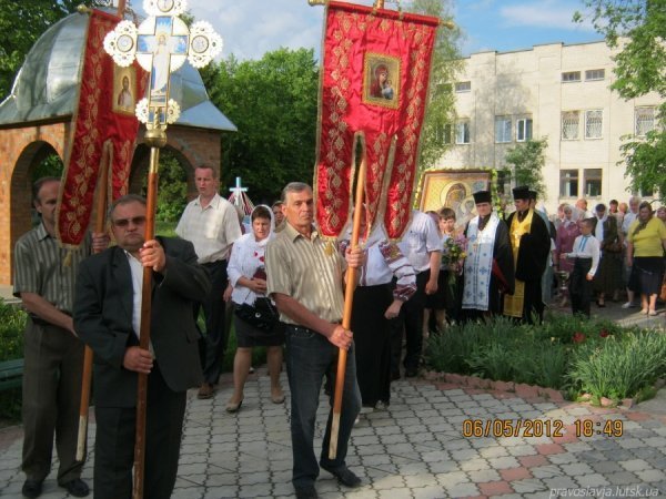 До святині ідуть віруючі і Київського, і Московського патріархатів