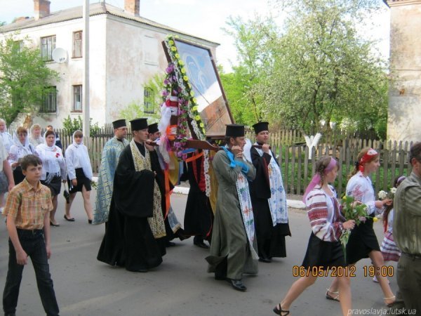 До святині ідуть віруючі і Київського, і Московського патріархатів