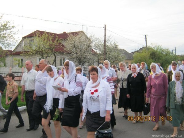 До святині ідуть віруючі і Київського, і Московського патріархатів