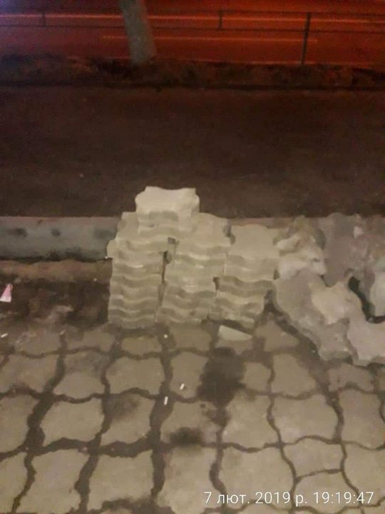 У Луцьку муніципали «прославили» чоловіка, який крав бруківку