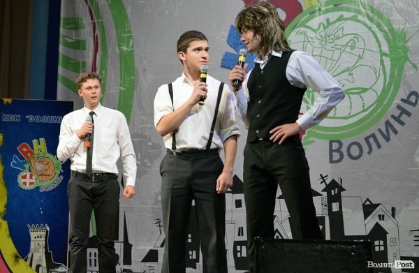 У Луцьку на КВНі ведучий заводив зал дикими танцями. ФОТО