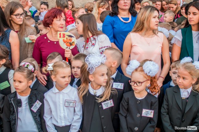 Квіти, вітання та усміхнені першачки: у луцькій школі №9 пролунав перший дзвоник. ФОТО