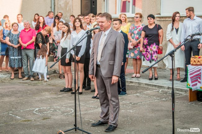 Квіти, вітання та усміхнені першачки: у луцькій школі №9 пролунав перший дзвоник. ФОТО