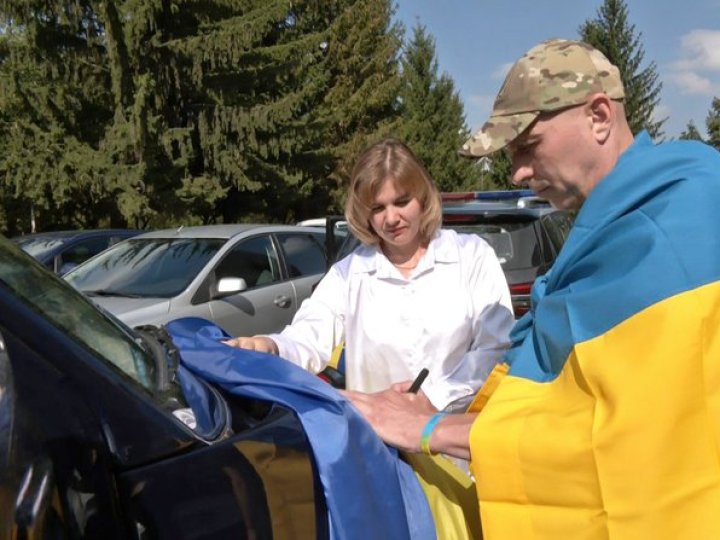 У Луцьку зустріли звільненого з полону 48-річного бойового медика Олександра Риверу