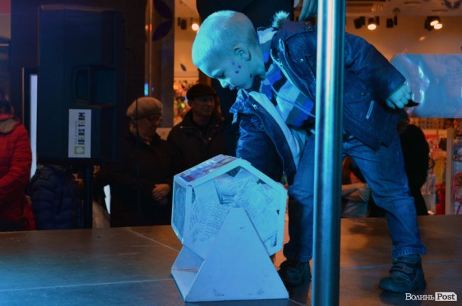 У ведучого були маленькі помічники, які отримували солодкі подарунки