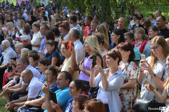 Танець від ректора і завдання від губернатора: як у луцькому «політесі» першачків зустрічали. ФОТО