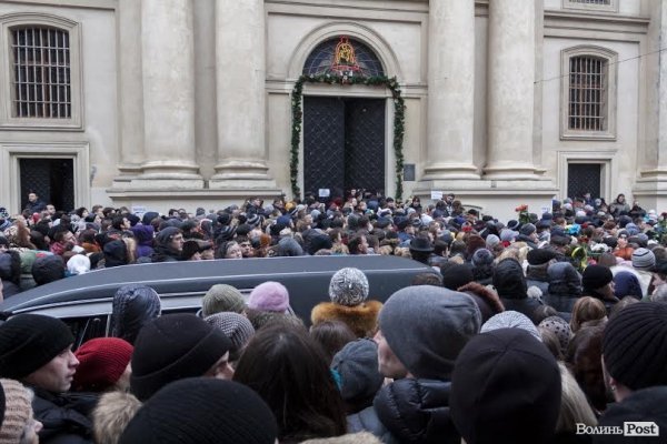 Прощання з Кузьмою у Львові: тисячі людей та останні оплески. ФОТО