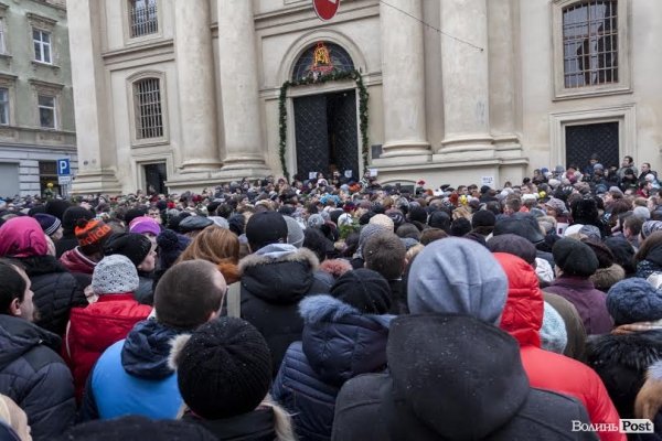 Прощання з Кузьмою у Львові: тисячі людей та останні оплески. ФОТО