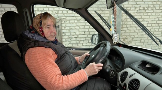 Волинянка у 67 років отримала посвідчення водія. ВІДЕО