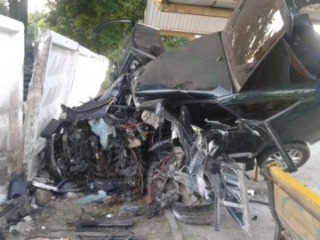 У Володимирі смертельна ДТП: авто влетіло в зупинку. ФОТО